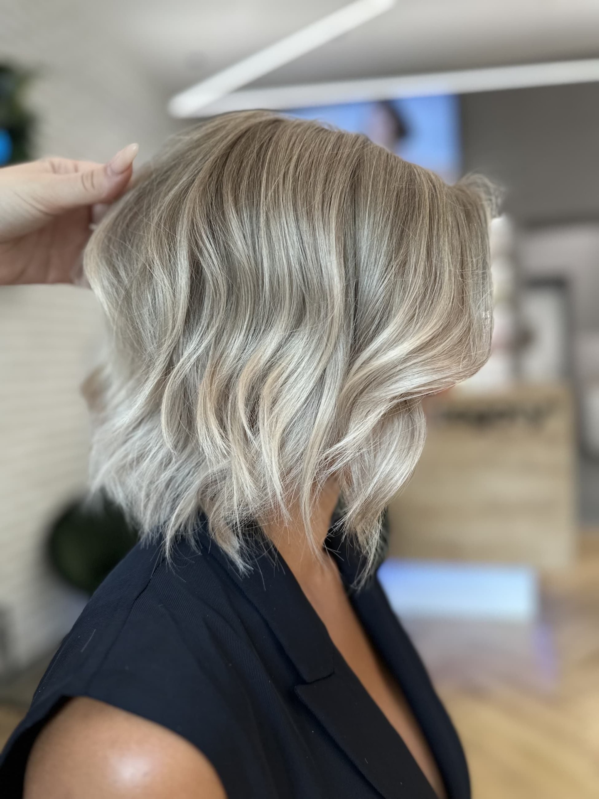 Airtouch: dlouhé rovné vlasy v kouřově blond, tmavší kořínky přecházejí do světlejších délek