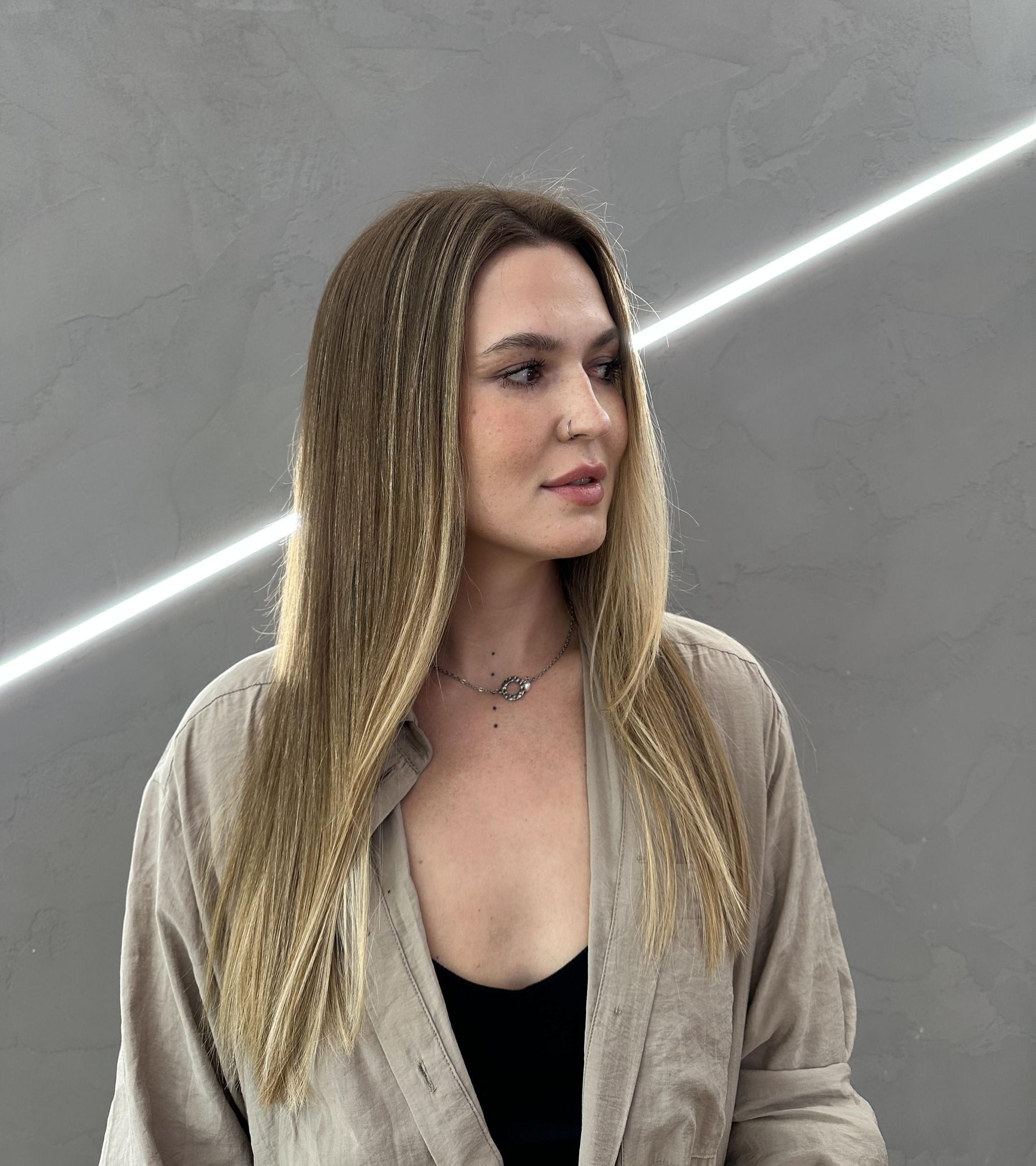 Airtouch: dlouhé rovné vlasy v tmavší blond se světlými prameny u obličeje (Xenie H.)