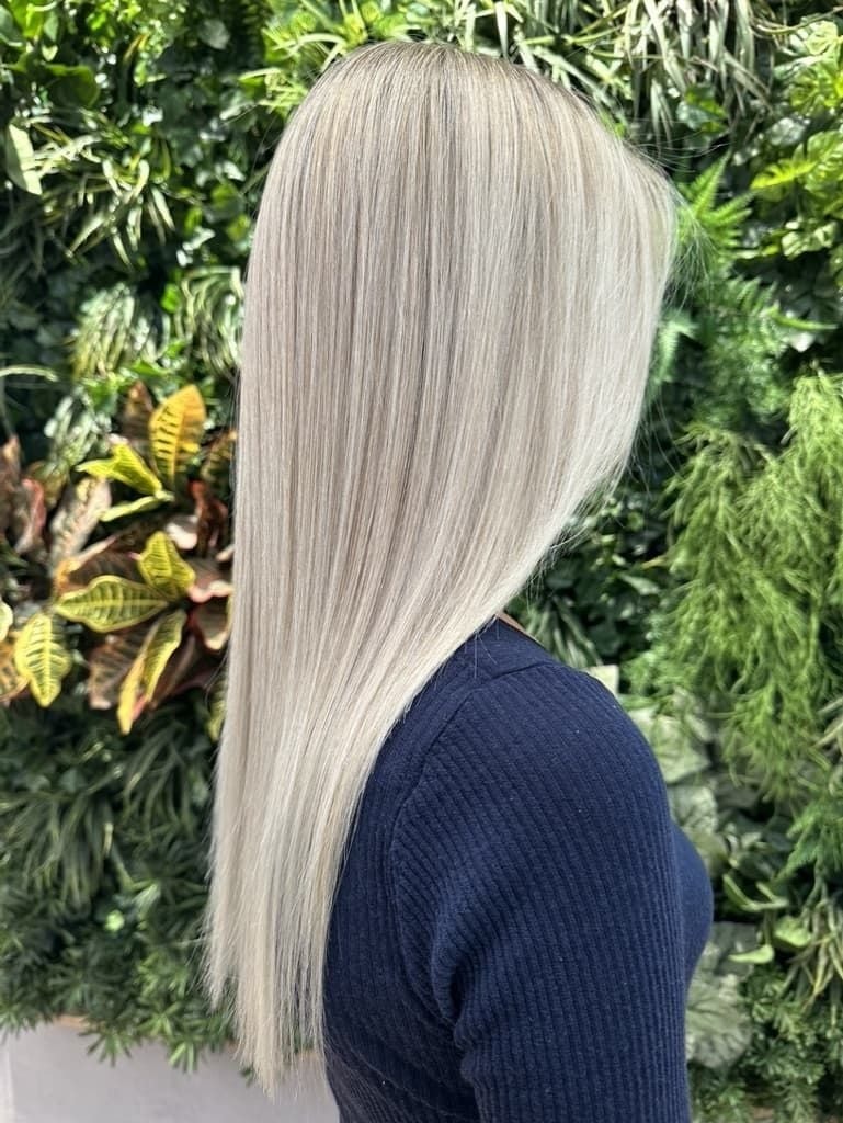 Airtouch: dlouhé rovné vlasy ve studené platinové blond s jemným stínem u kořínků