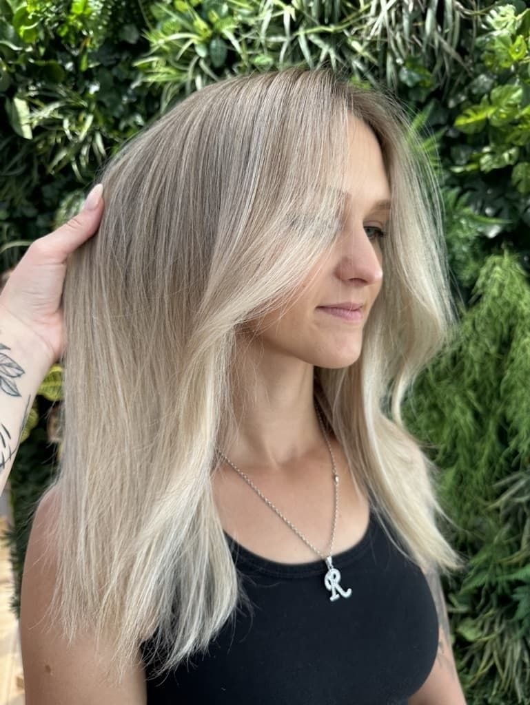 Airtouch: dlouhé rovné vlasy zastřižené do rovné linie, medově blond se světlými prameny