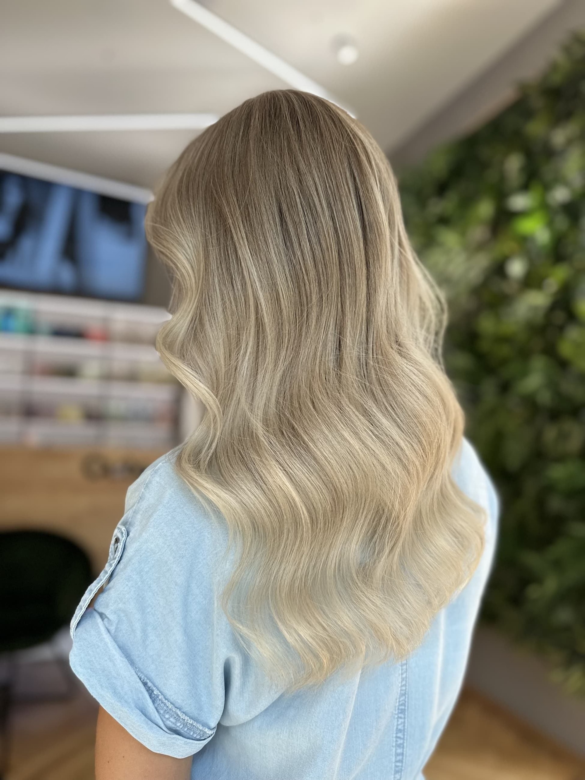 Airtouch: dlouhé vlnité vlasy s tmavším kořínkem a přechodem do světle blond konečků
