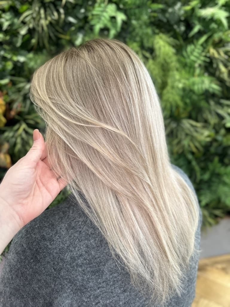 Airtouch: rovné vlasy delší než ramena v pískově blond se světlými prameny kolem obličeje