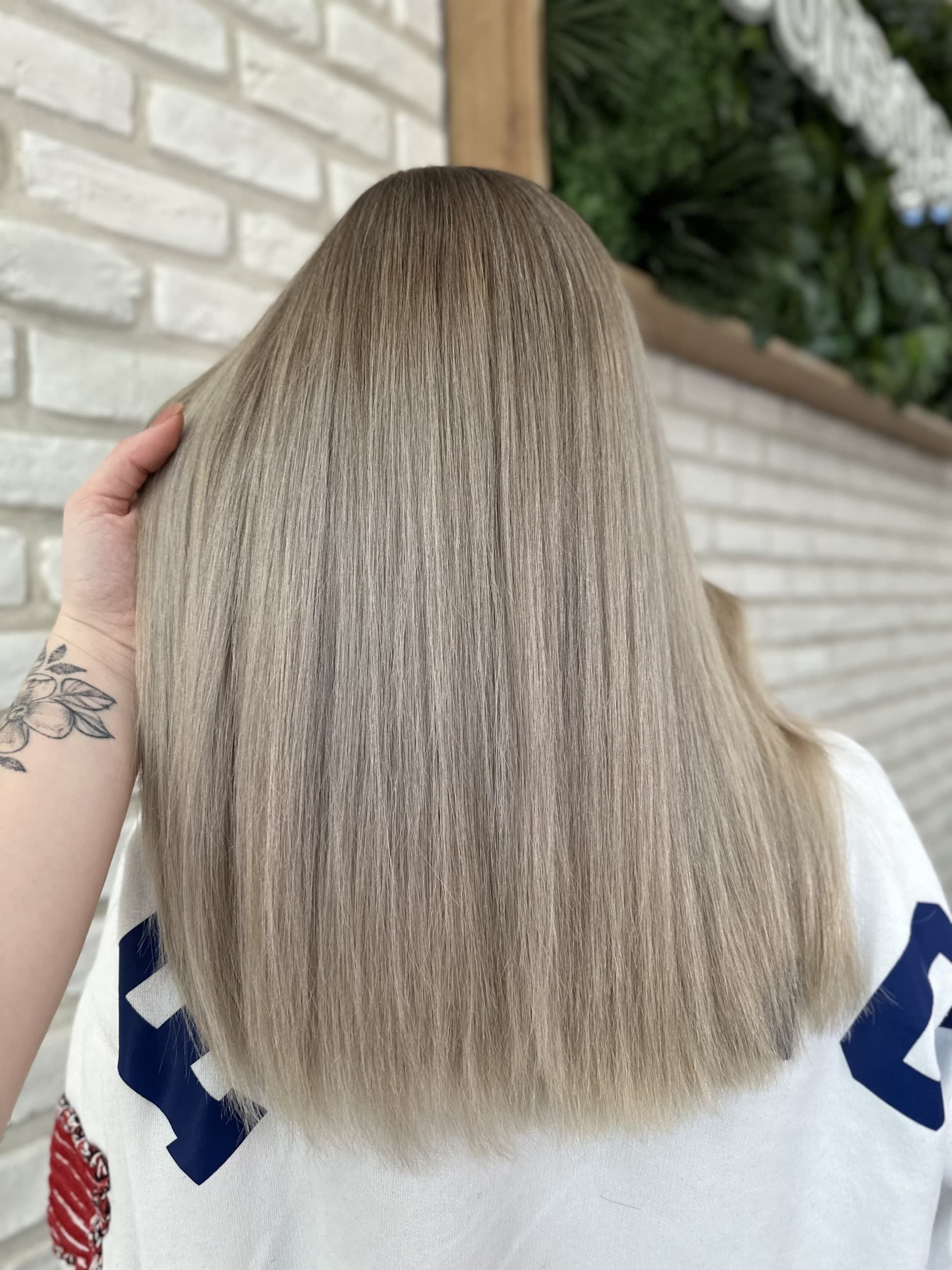 Airtouch: rovné vlasy po lopatky v popelavě blond s tmavším kořínkem a přirozeným přechodem