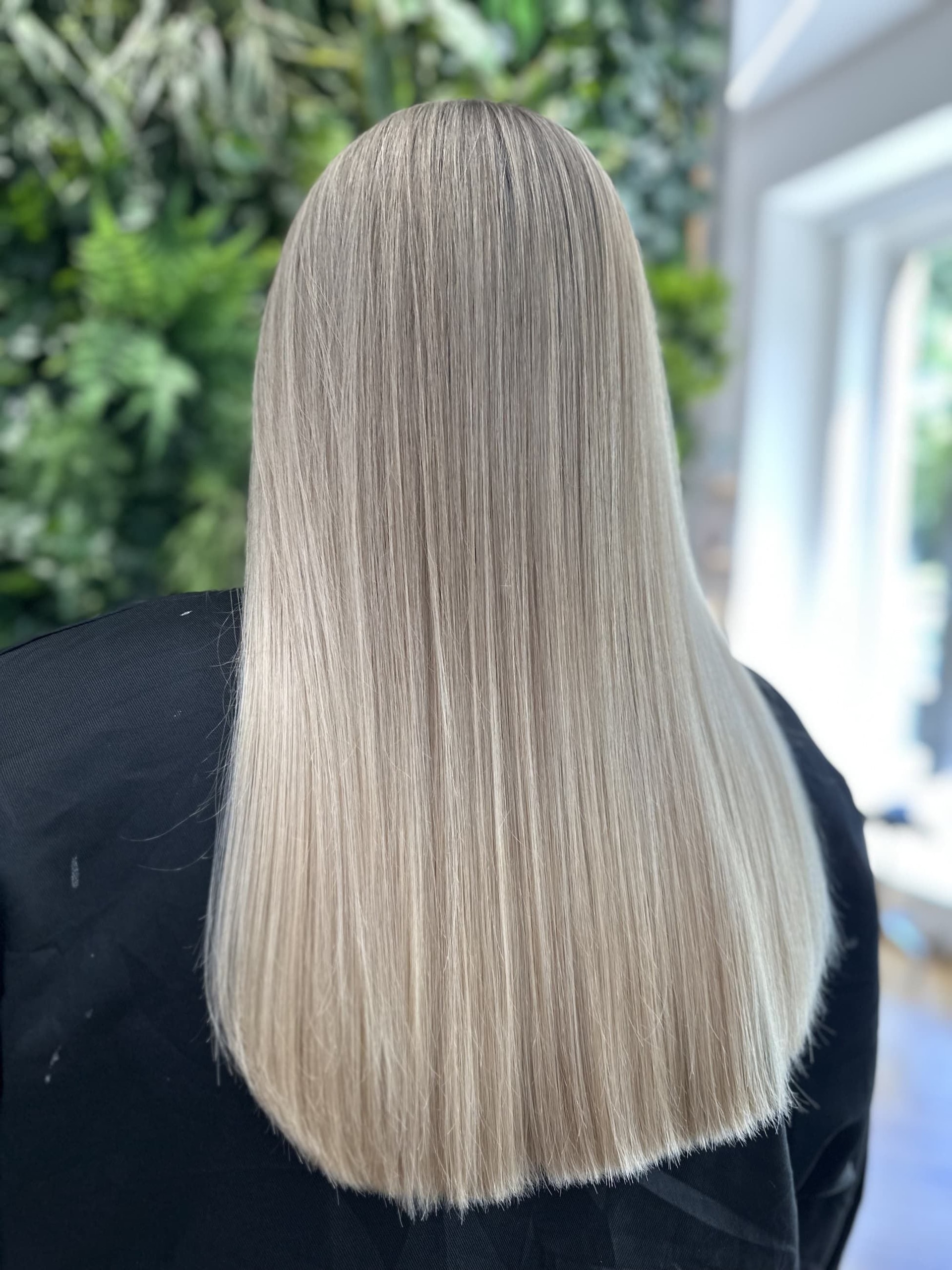 Airtouch: rovné vlasy po lopatky zastřižené do oblého tvaru, ledově blond s popelavým kořínkem
