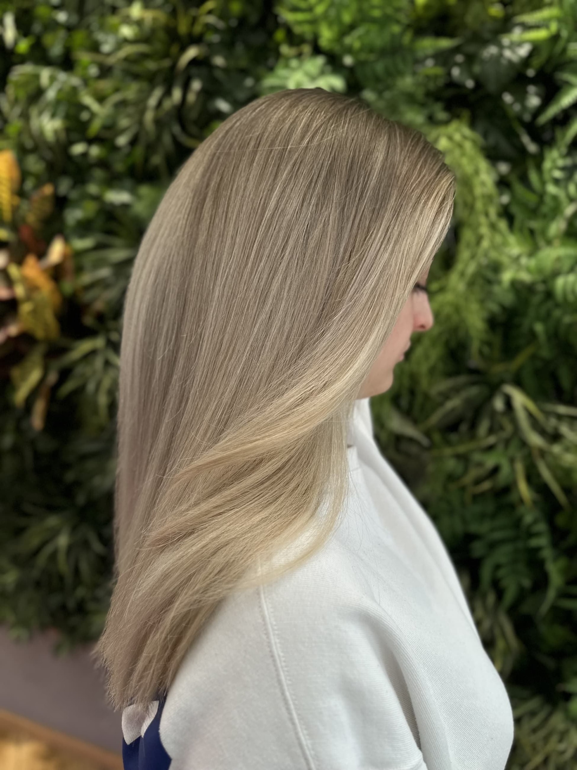 Airtouch: rovné vrstvené vlasy pod ramena v popelavě béžové blond s teplejšími konci