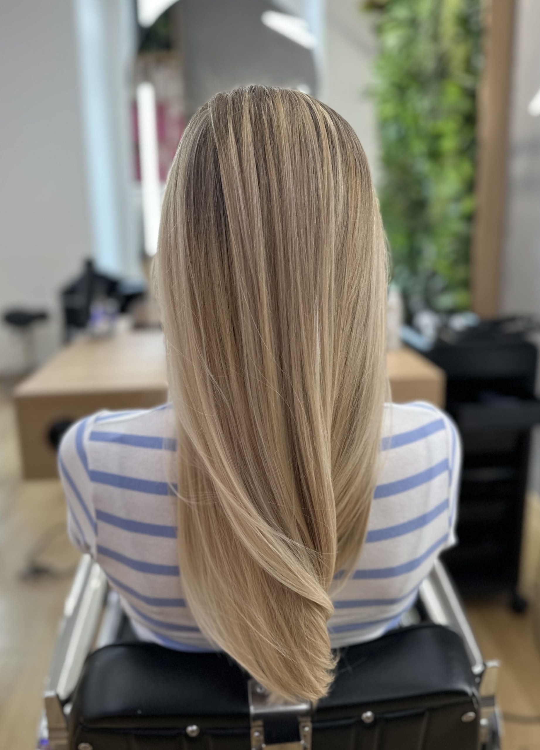 Airtouch se střihem: dlouhé rovné vlasy medově blond s přechodem od tmavšího kořínku, v salonu (Antonie)