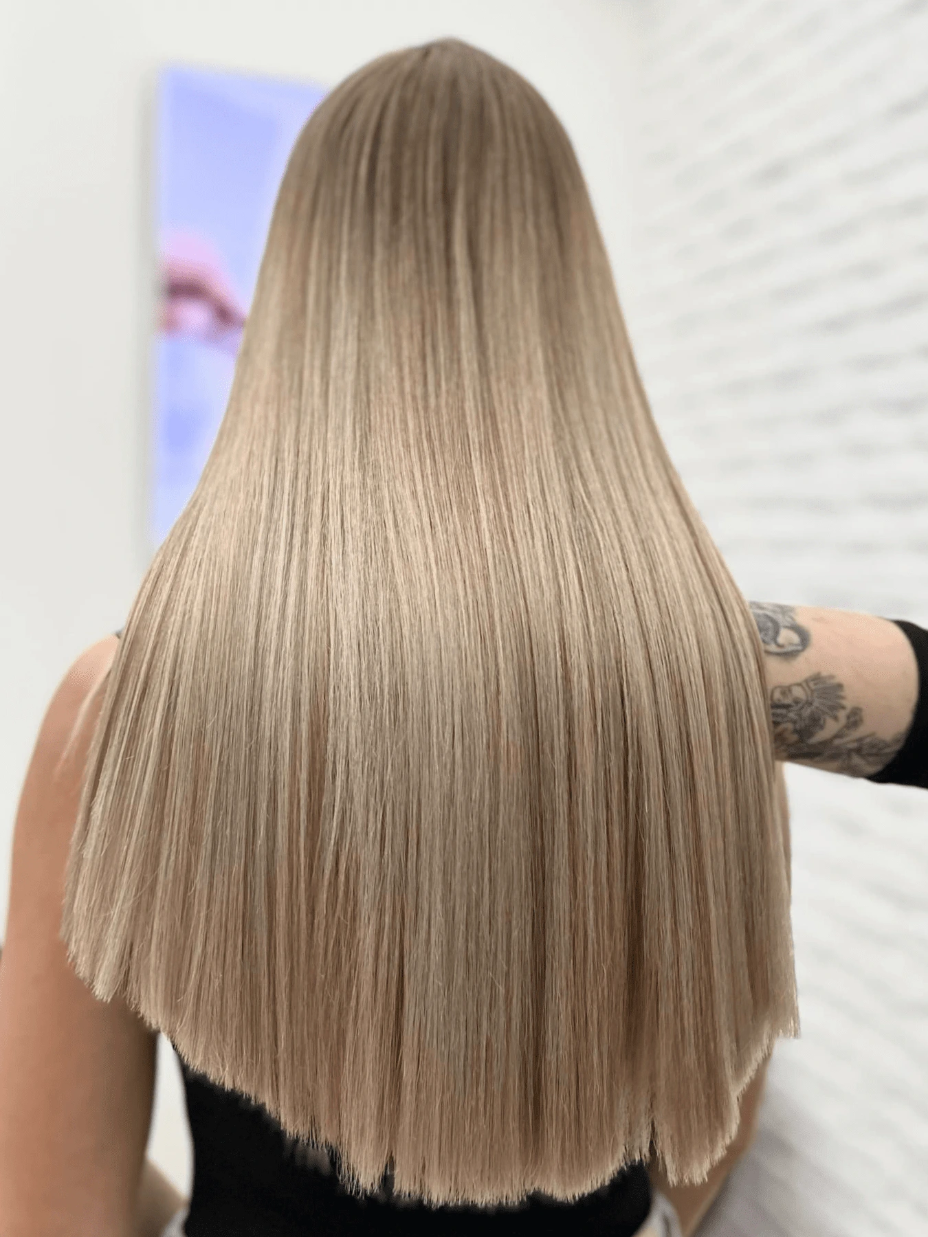 Airtouch se střihem: dlouhé rovné vlasy v pískové blond s tmavším kořínkem (Klára Valnerová)