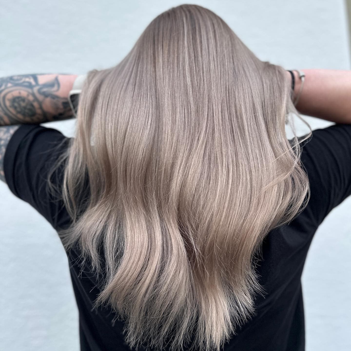 Airtouch se střihem: popelavé blond vlasy po lopatky, rovné a vzadu stažené rukama (Klára Valnerová)