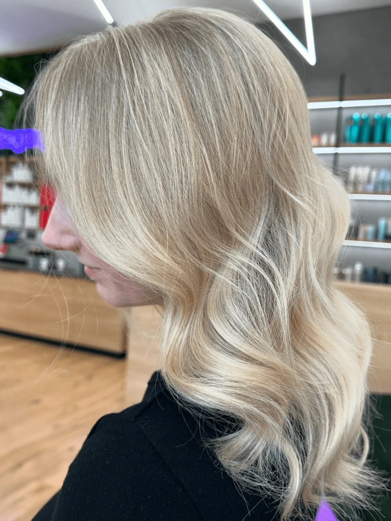 Airtouch se střihem: světlé blond vlasy ve vlnách pod ramena (Klára Valnerová)