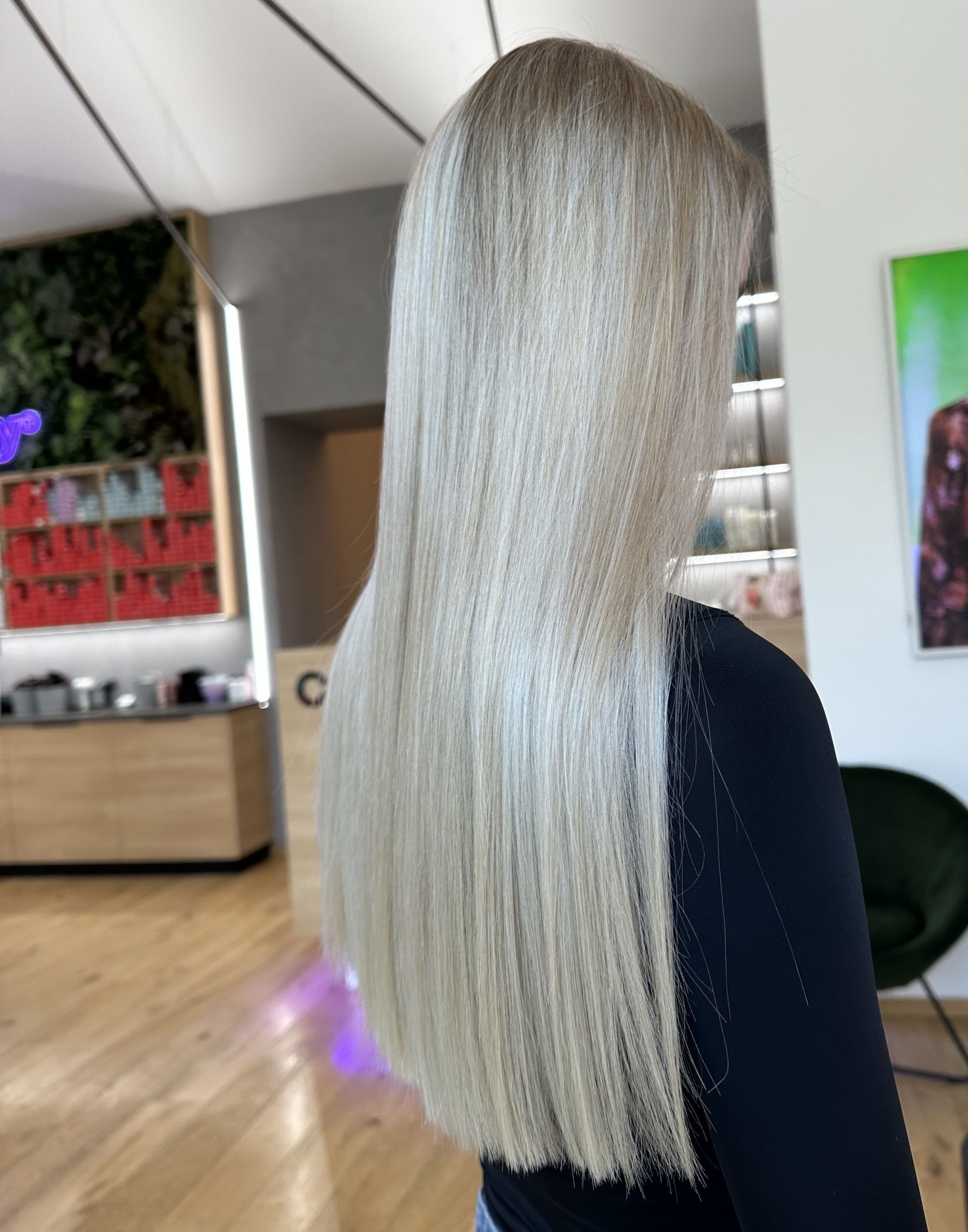 Airtouch se střihem: velmi dlouhé rovné ledově blond vlasy s plynulým přechodem od tmavšího kořínku (Klára Valnerová)