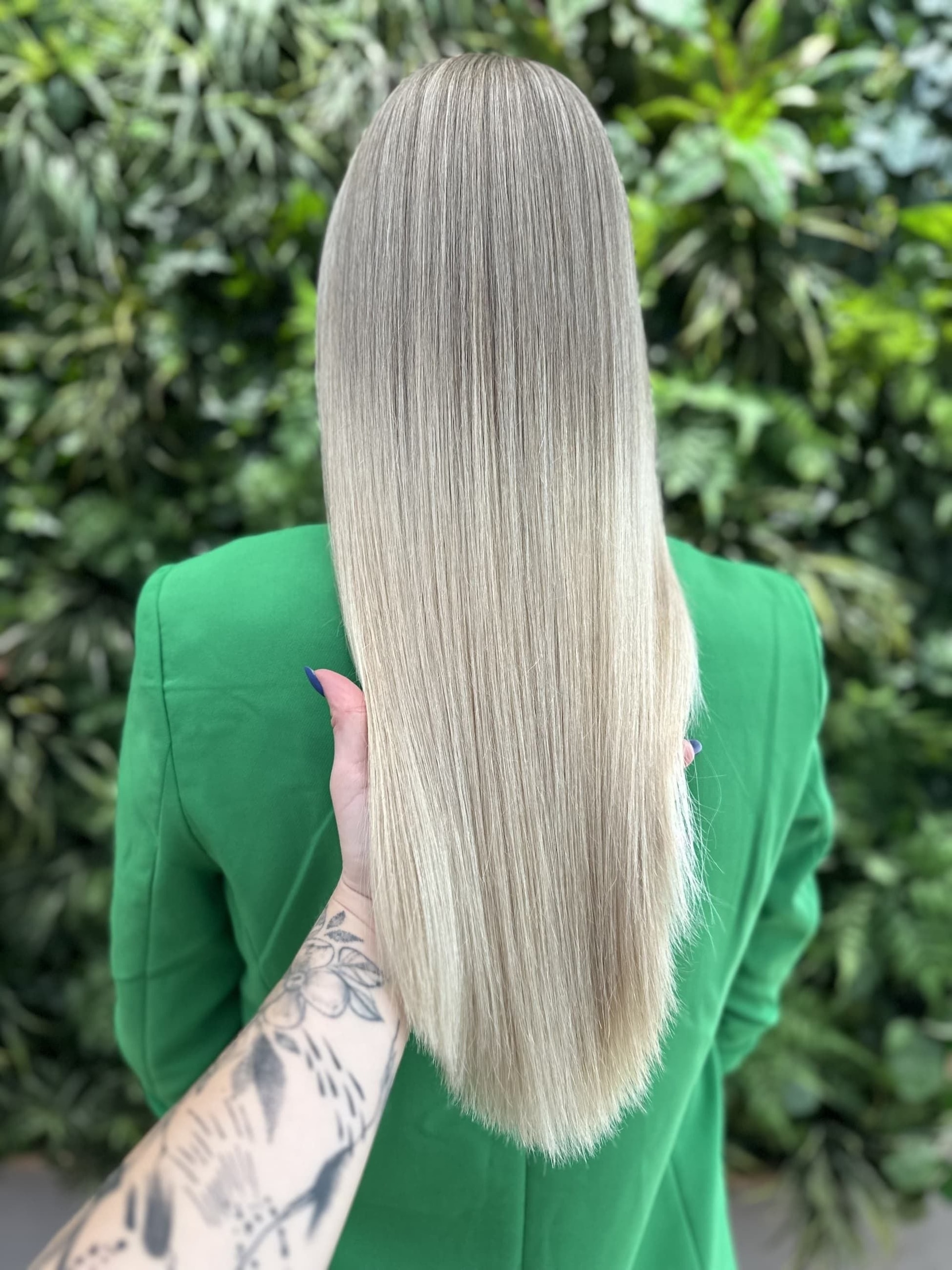 Airtouch: velmi dlouhé rovné vlasy s plynulým přechodem z tmavšího popelavého kořínku do světlé blond