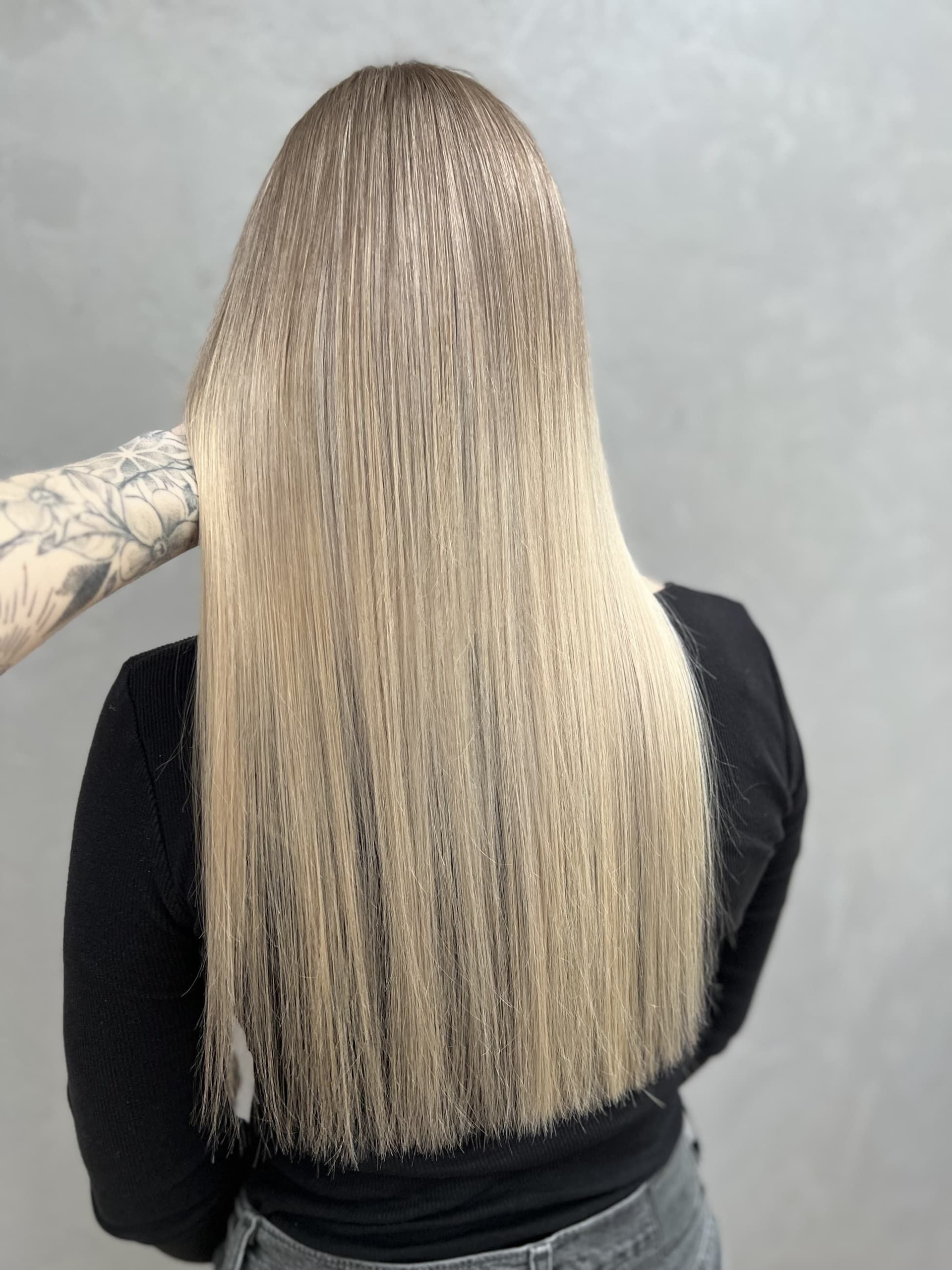 Airtouch: vlasy po ramena rovné s lehkou ofinou do stran, béžová blond, zblízka obličej