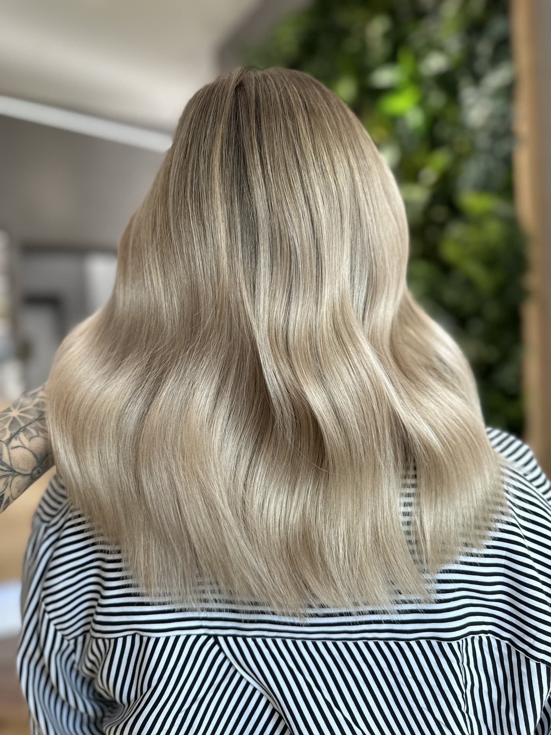 Airtouch: vlasy po ramena s objemnými vlnami, tmavší kořínek přechází do medově blond délek