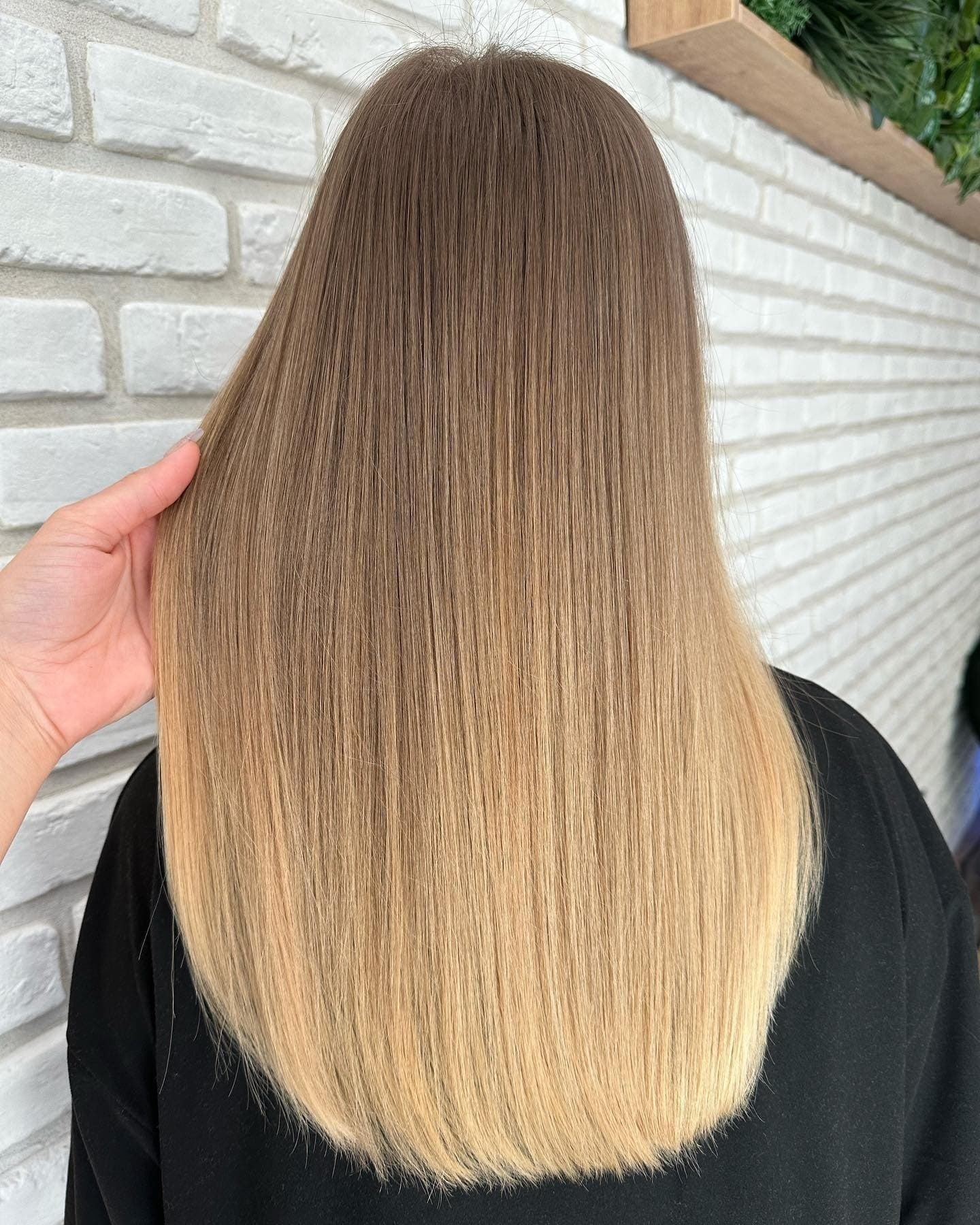 Balayage: dlouhé hladké vlasy, plynulý přechod od tmavších kořínků do světle zlatavých konečků