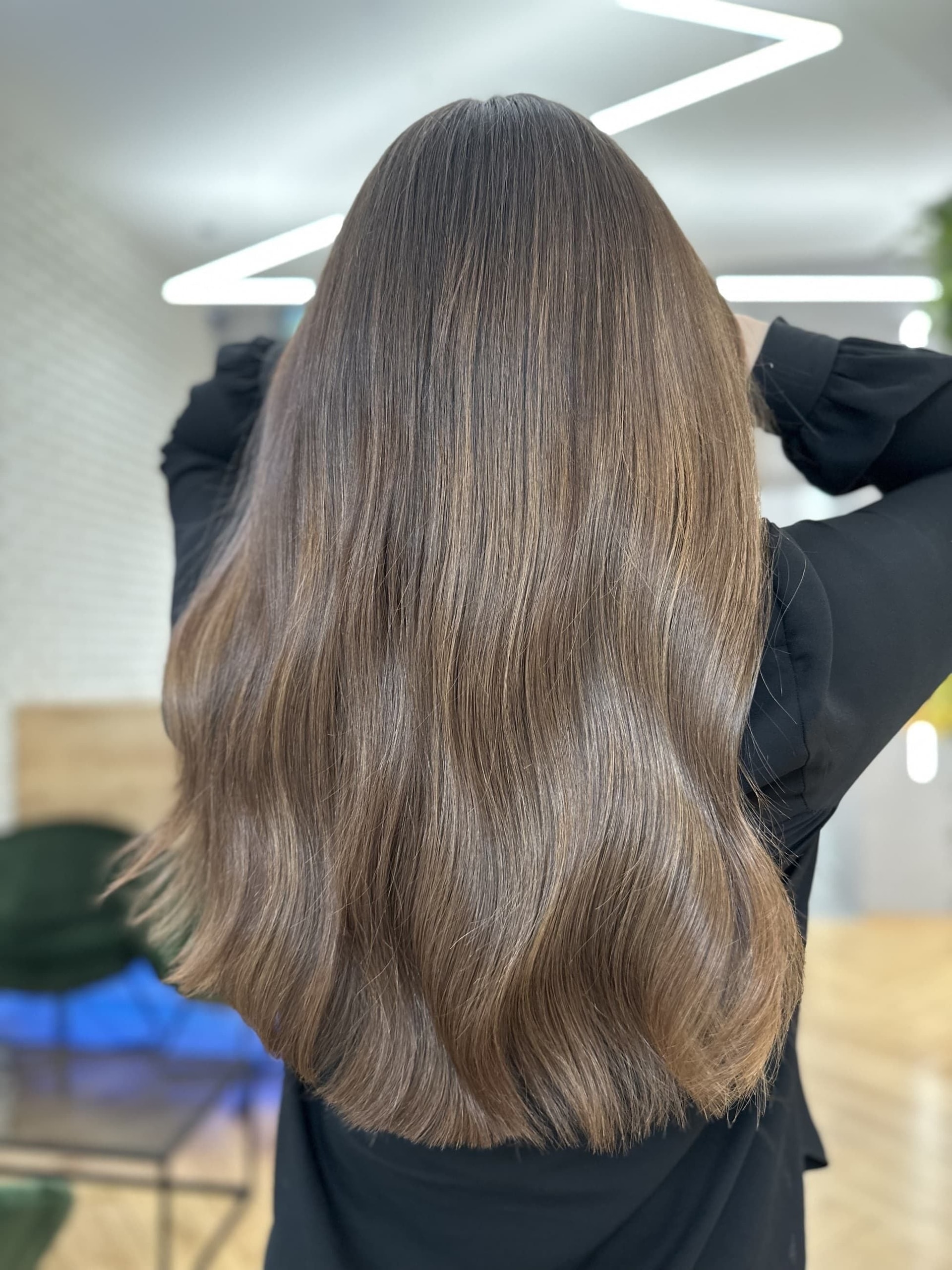 Balayage: dlouhé rovné vlasy s jemnými vlnami v délkách, čokoládově hnědé s medovými odlesky