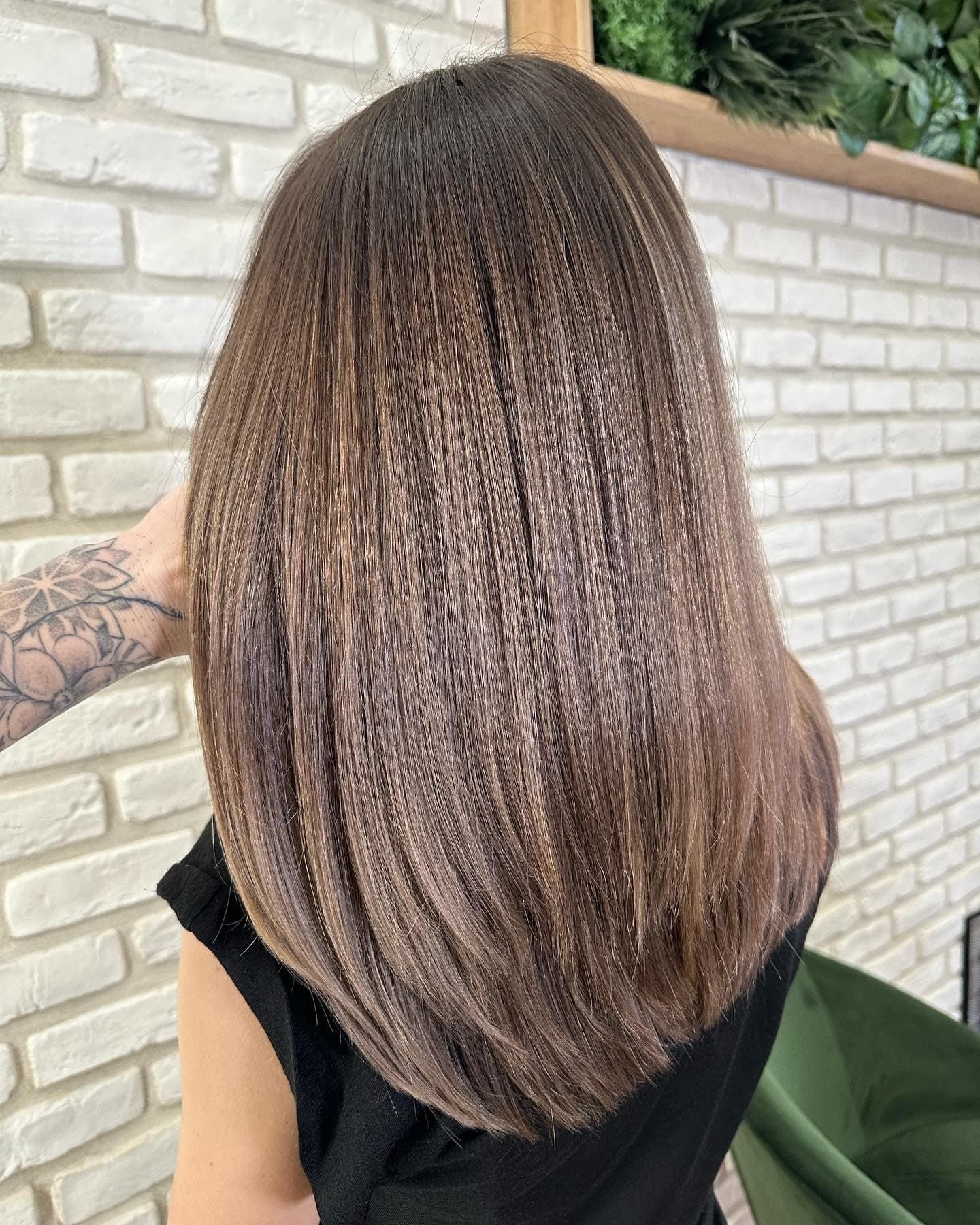 Balayage: hladké vlasy po lopatky, čokoládově hnědé s jemnými světlejšími pramínky a rovnými konci