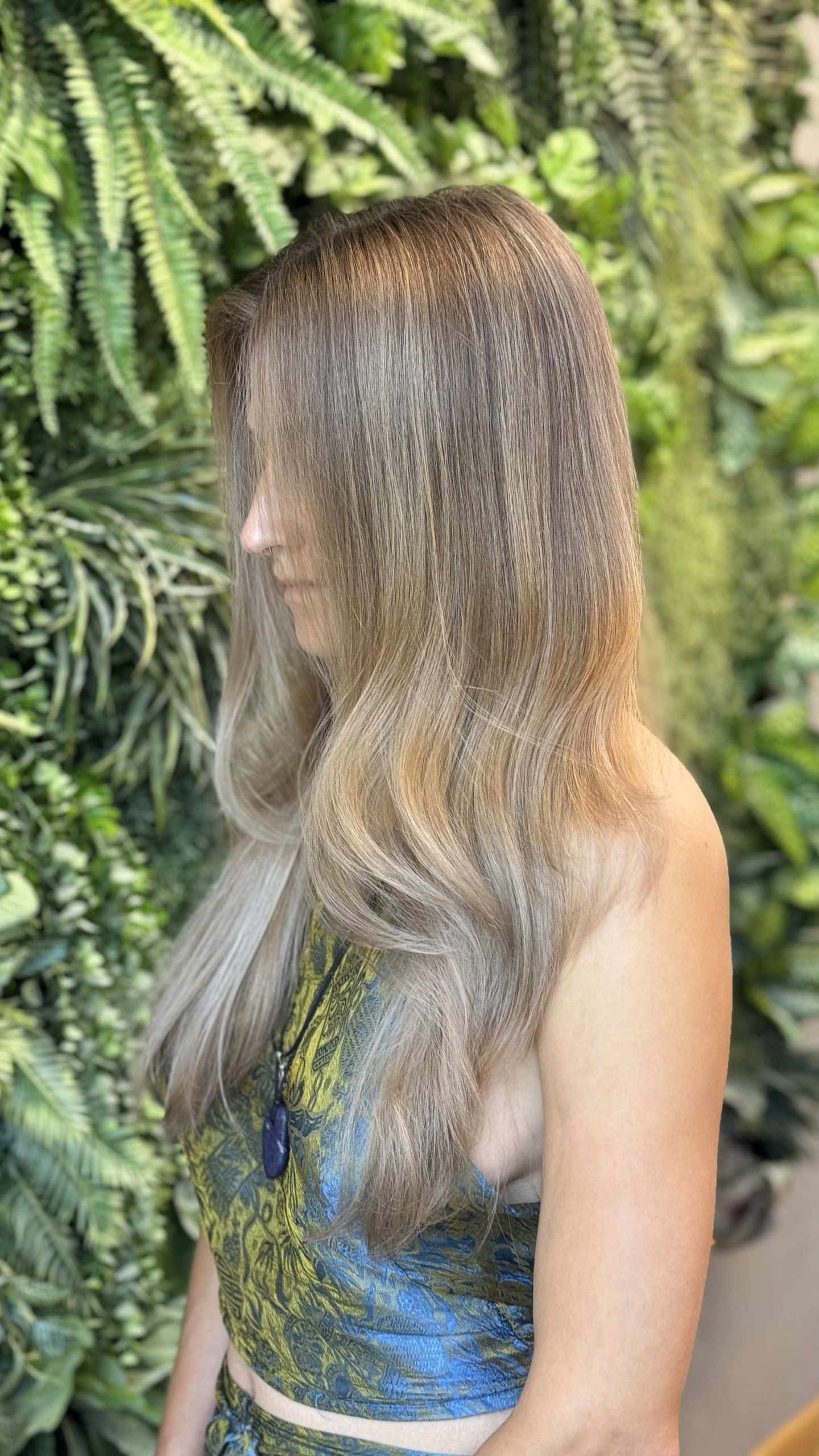 Balayage se střihem a foukanou: velmi dlouhé jemně vlnité vlasy ve studené světle hnědé barvě (Jan Šulc)