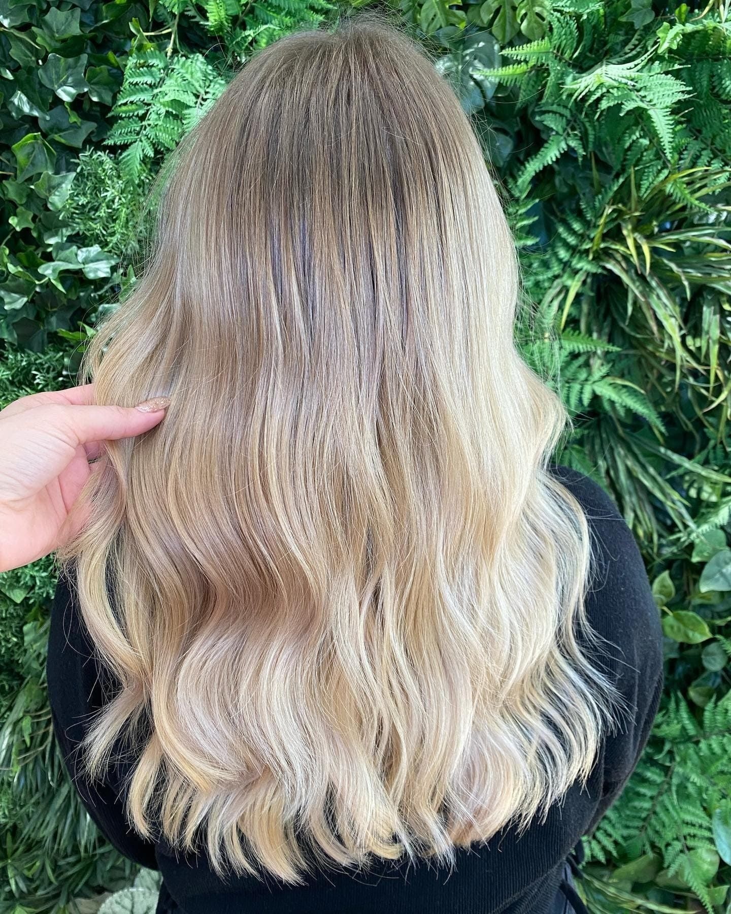 Balayage: vlasy po lopatky s měkkými vlnami v béžové a písčité blond, tmavší kořínek