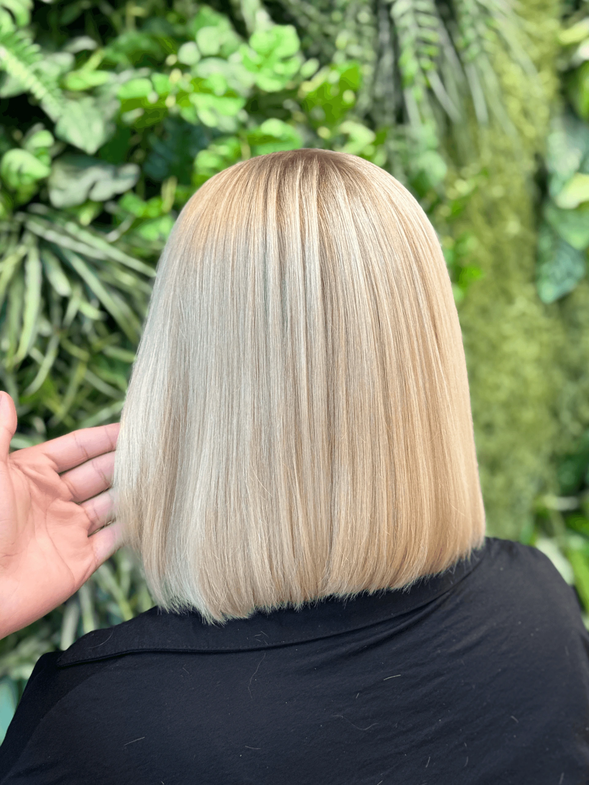 Barva odrostu se střihem a foukanou: rovný blond bob po bradu s tmavšími kořínky, zastřižený do hladké linky, ruka nadzvedává vlasy (Jan Šulc)