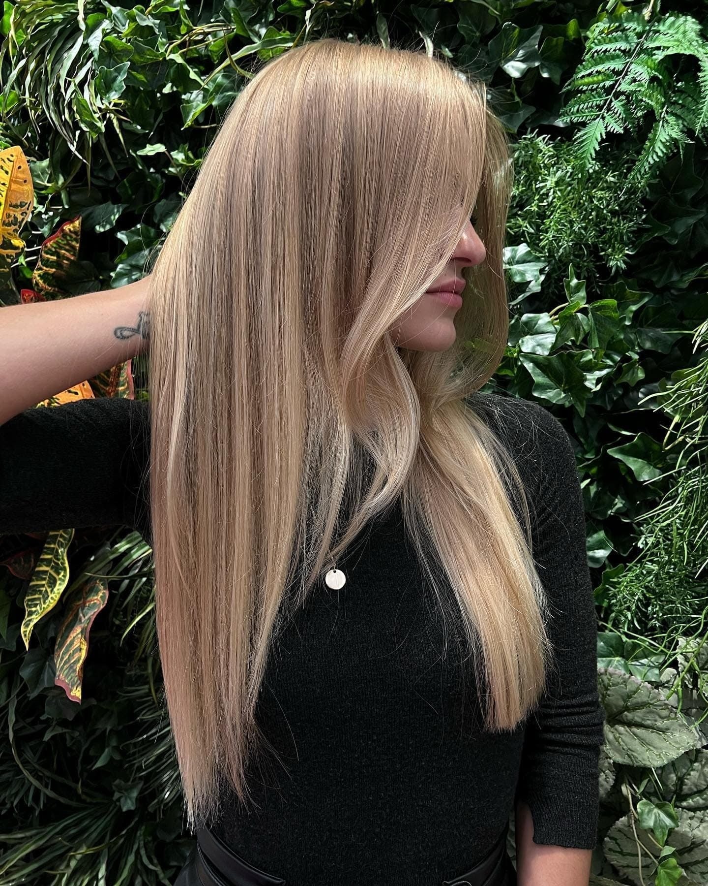 Barvení vlasů: dlouhé rovné medově blond vlasy s jemnými světlejšími prameny a prodlouženou ofinou do tváře