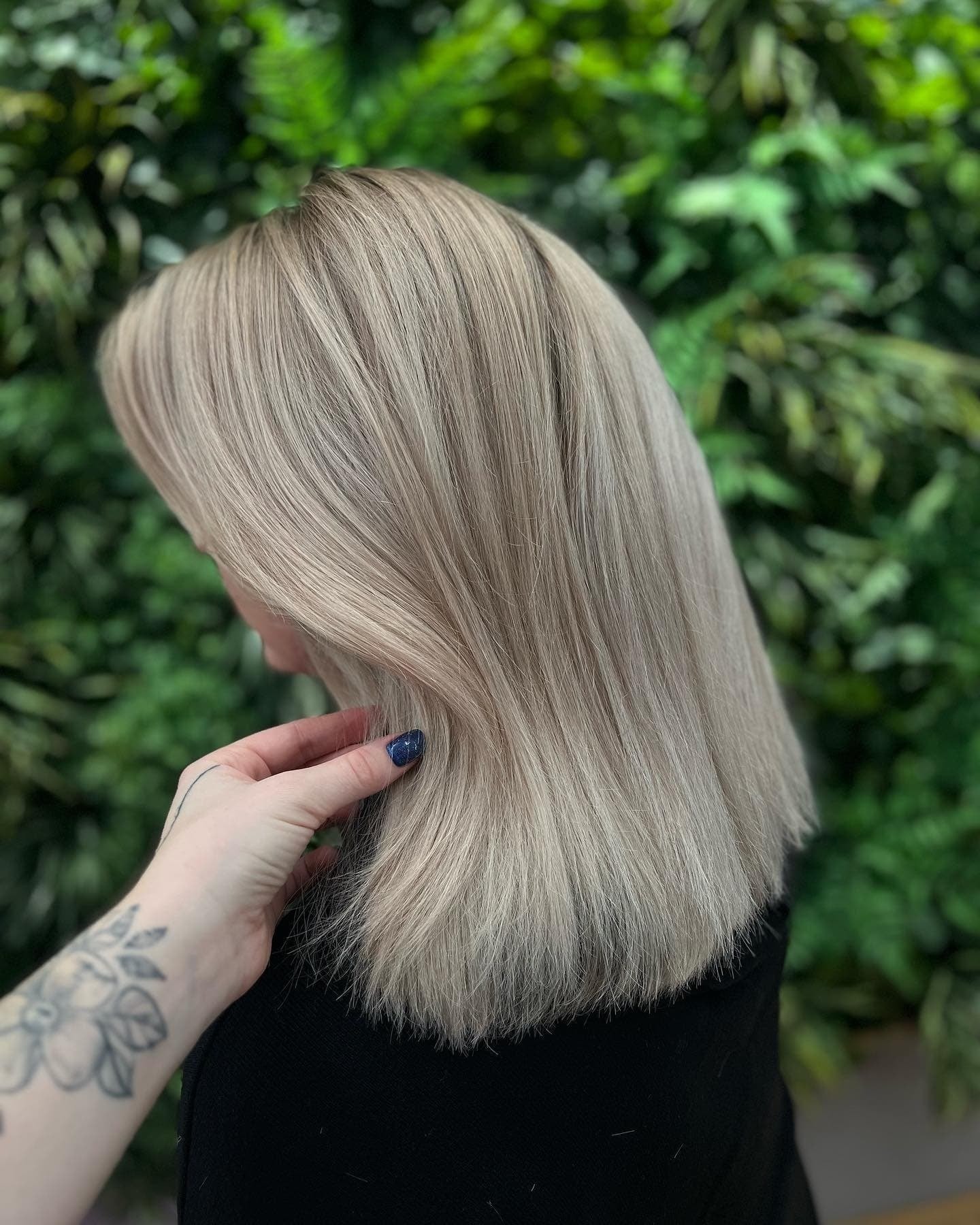 Barvení vlasů: vlasy po ramena s vlnitými konci, zlatavá blond, tmavší kořínky a světlejší konečky