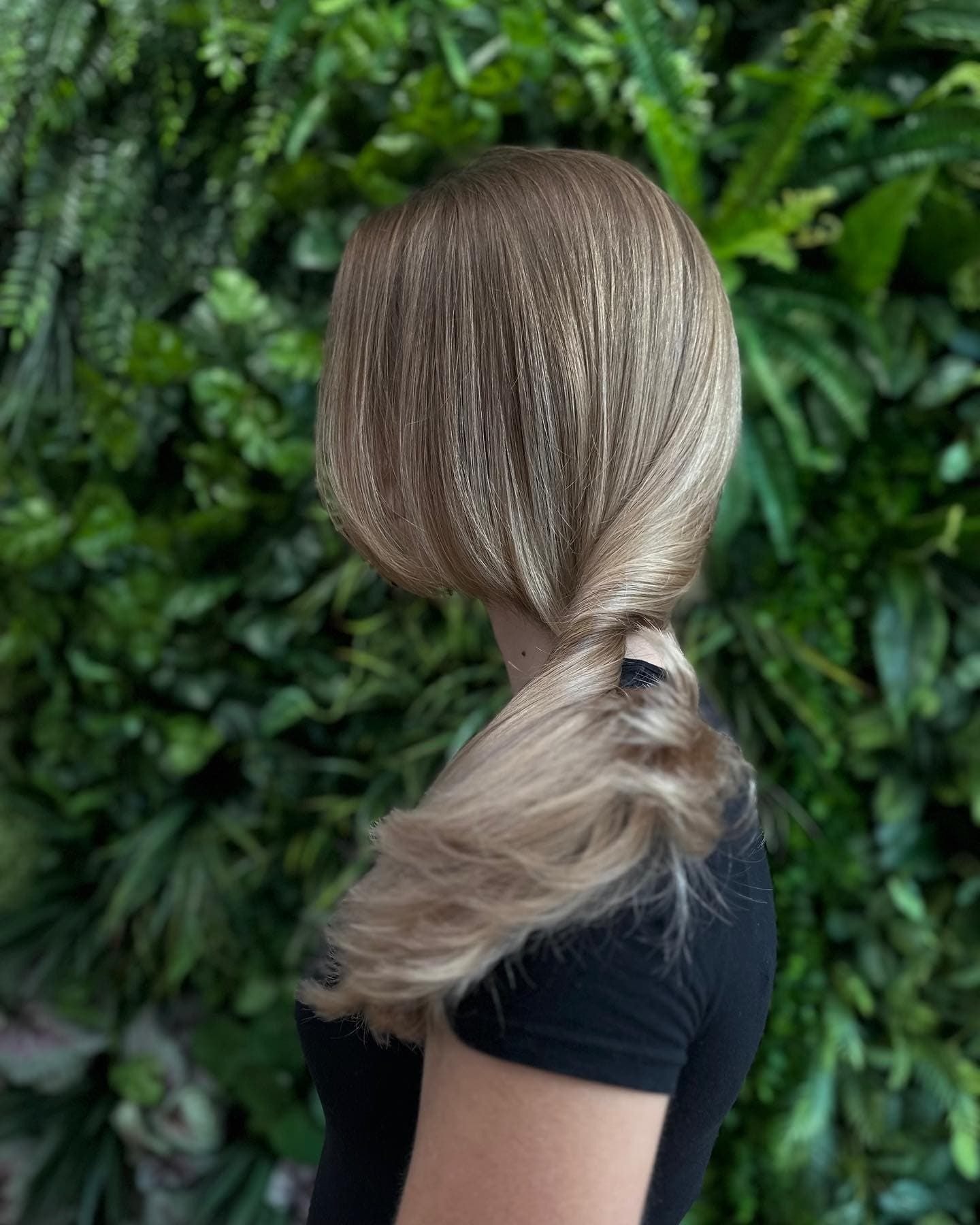 Barvení vlasů: vlasy sepnuté do nízkého bočního culíku, zlatavě béžová blond, delší konečky jemně zvlněné