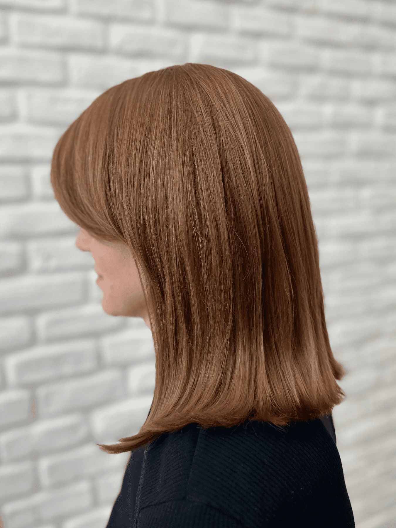 Foukaná: rovné mikádo po ramena v měděné hnědé barvě s ofinou do strany