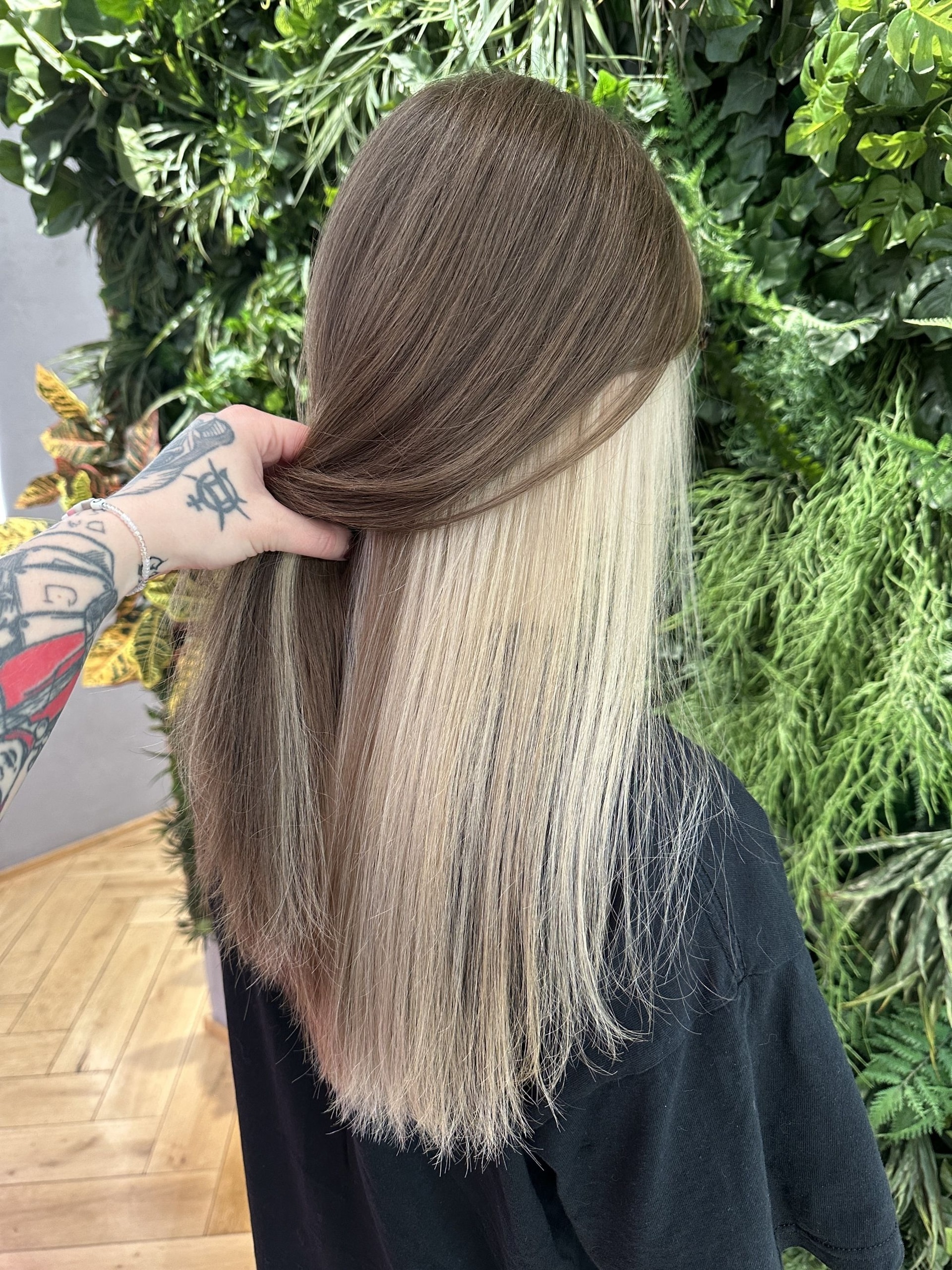 Kreativní barvení: dlouhé rovné vlasy s tmavě hnědým vrškem a světlými blond prameny vespod (Klára Valnerová)