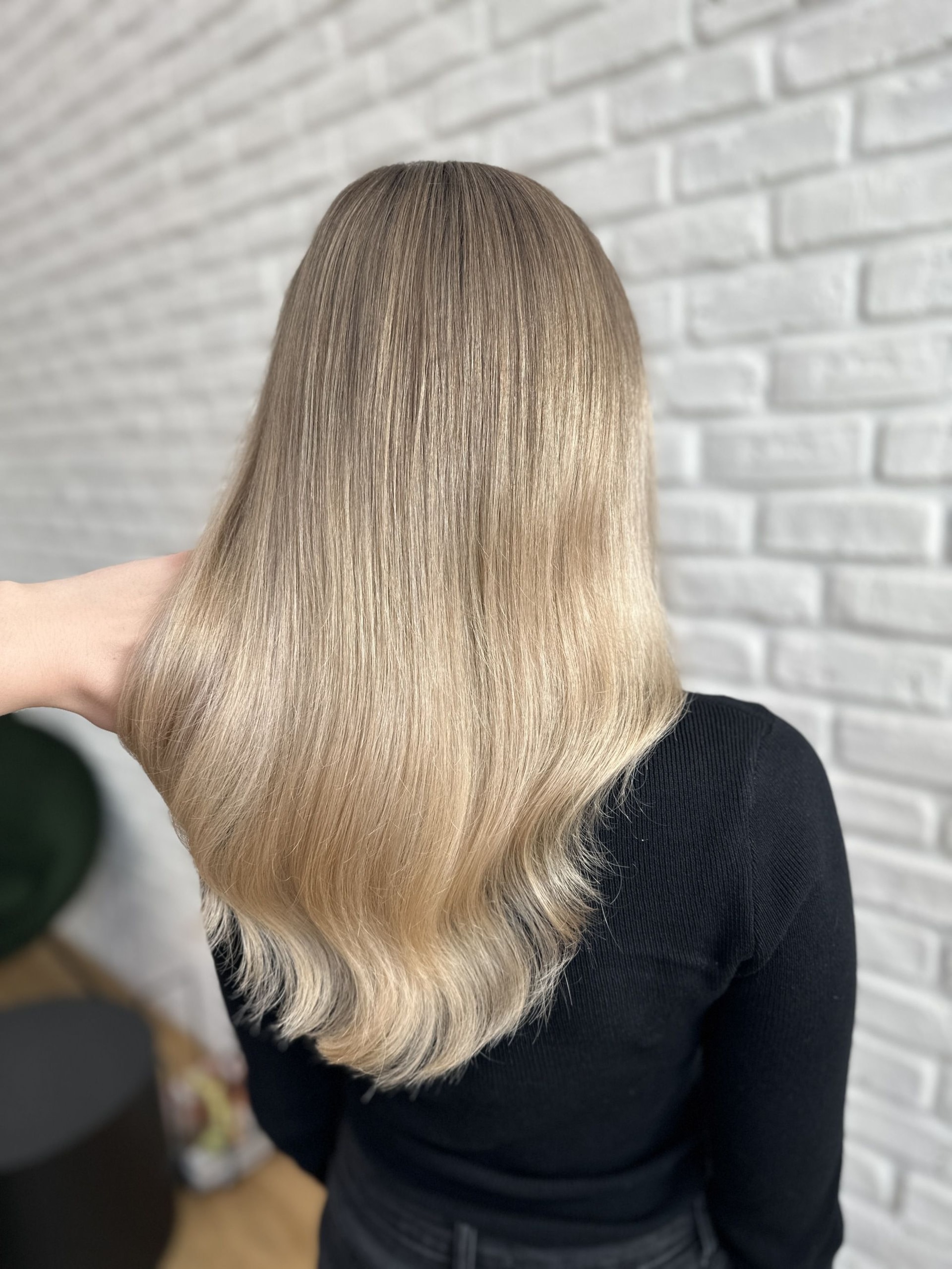 Kreativní barvení: rovné vlasy pod ramena ve světlé blond barvě s tmavšími kořínky (Sára Hedbávná)