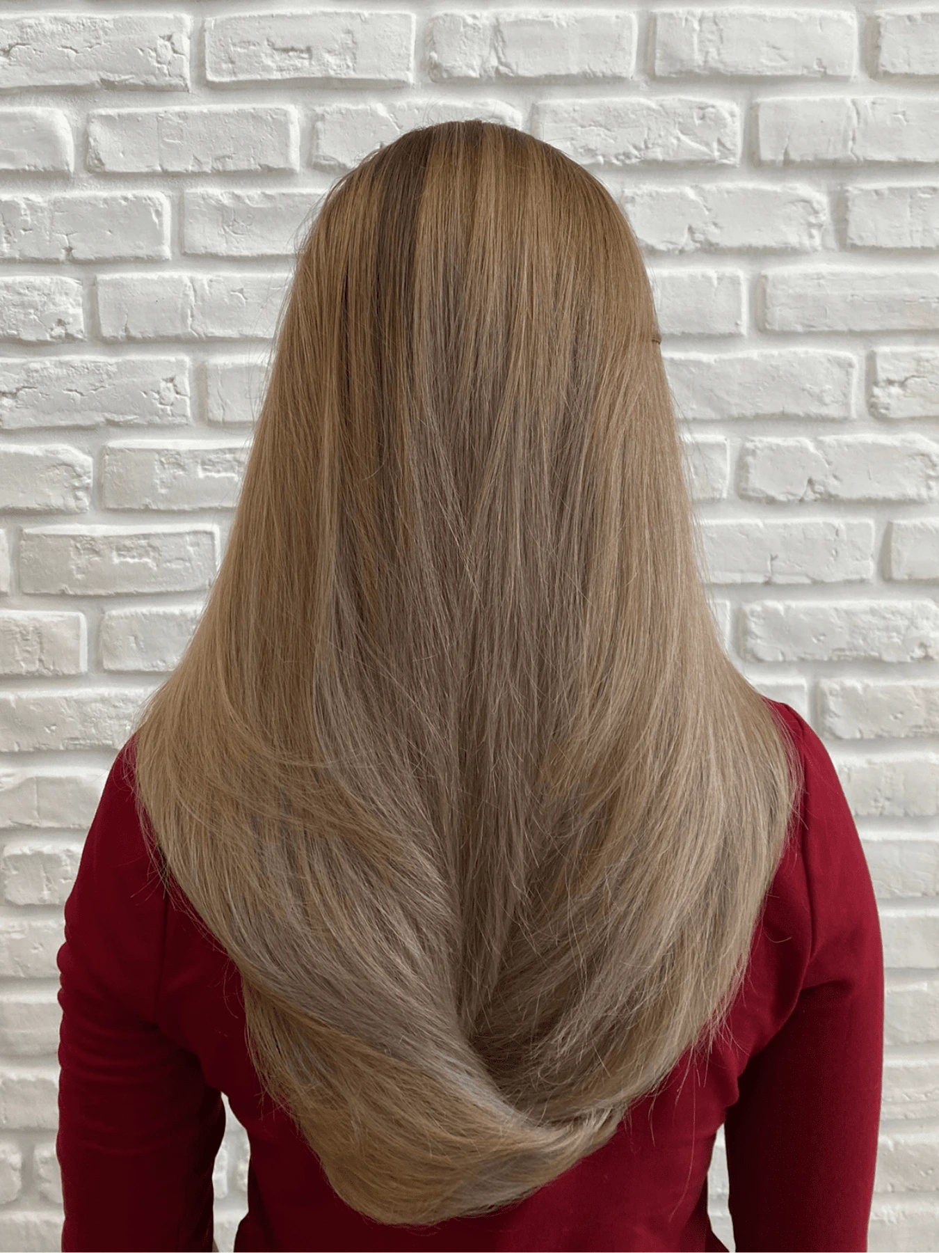 Kreativní zesvětlovací techniky: dlouhé rovné vlasydo půlky zad, velká hustota, tmavší kořínky a písková blond (Romana Fröhlichová)