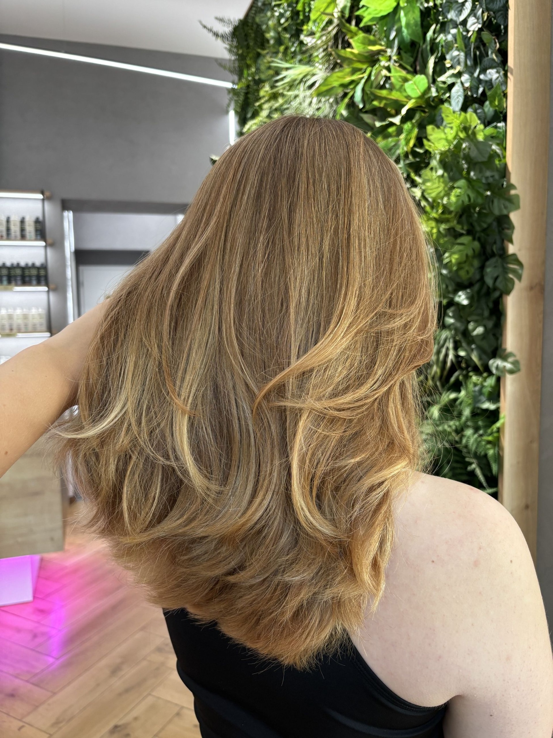 Kreativní zesvětlovací techniky: vlasy po ramena sestříhané, teplá medová blond s tmavšími kořínky, délka lehce po ramena, hodně husté (Nicola Kořánová)