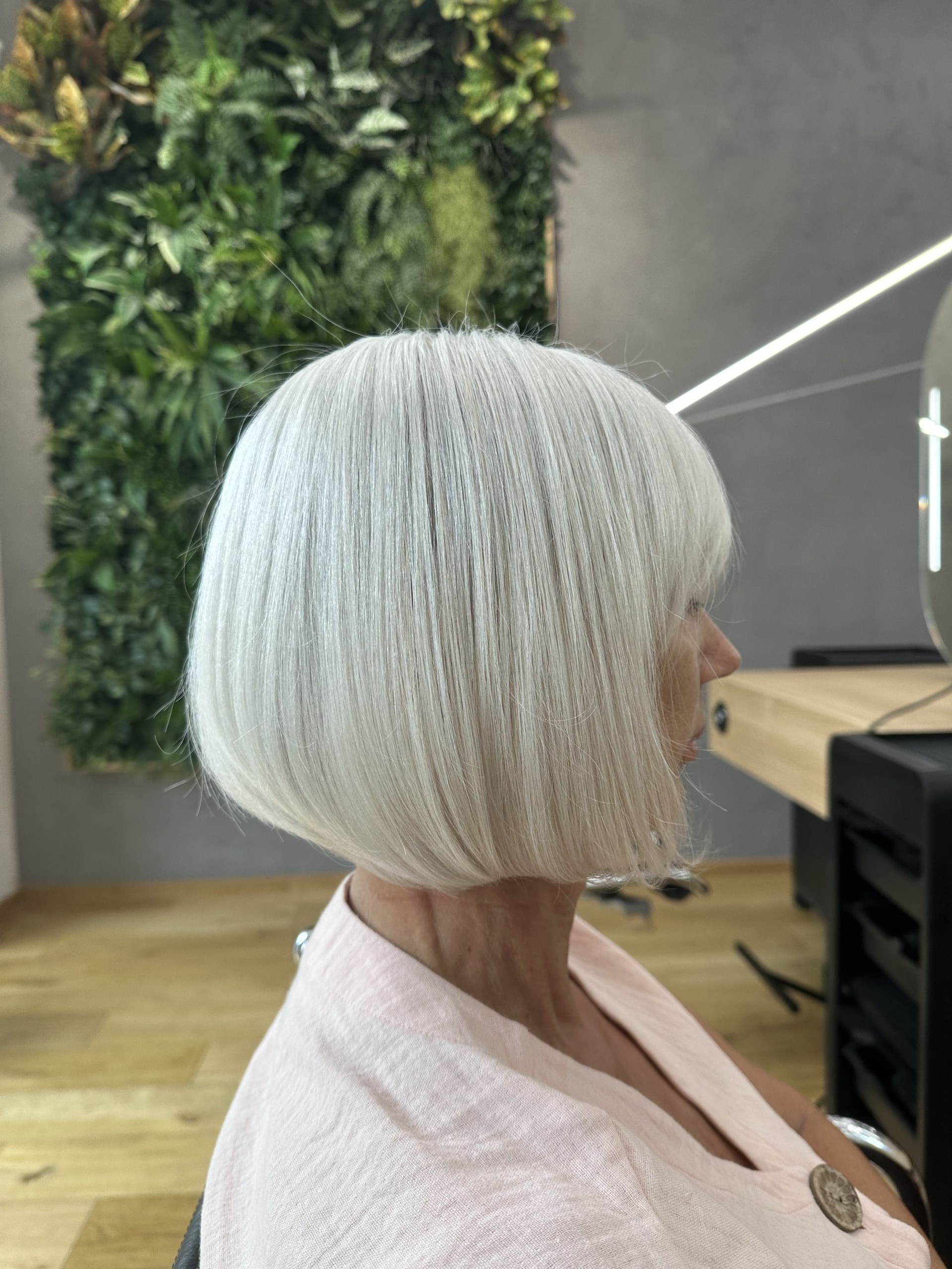 Permanentní barva celých vlasů se střihem: rovné vlasy zastřižené po bradu v platinové blond barvě (Romana Fröhlichová)
