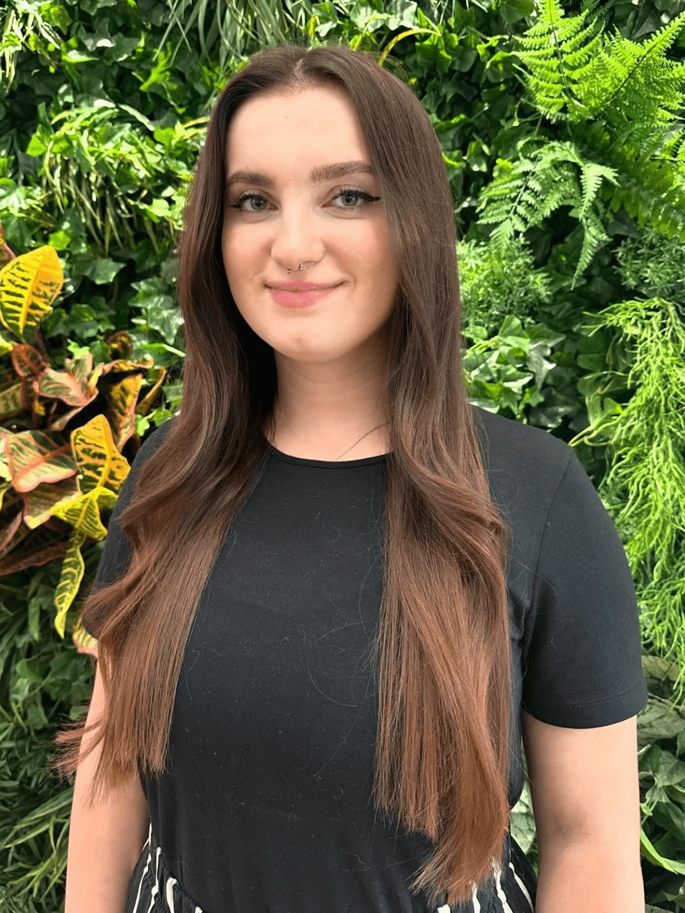 Přeliv celých vlasů se střihem: dlouhé rovné hnědé vlasy (Barbora Ullrichová)