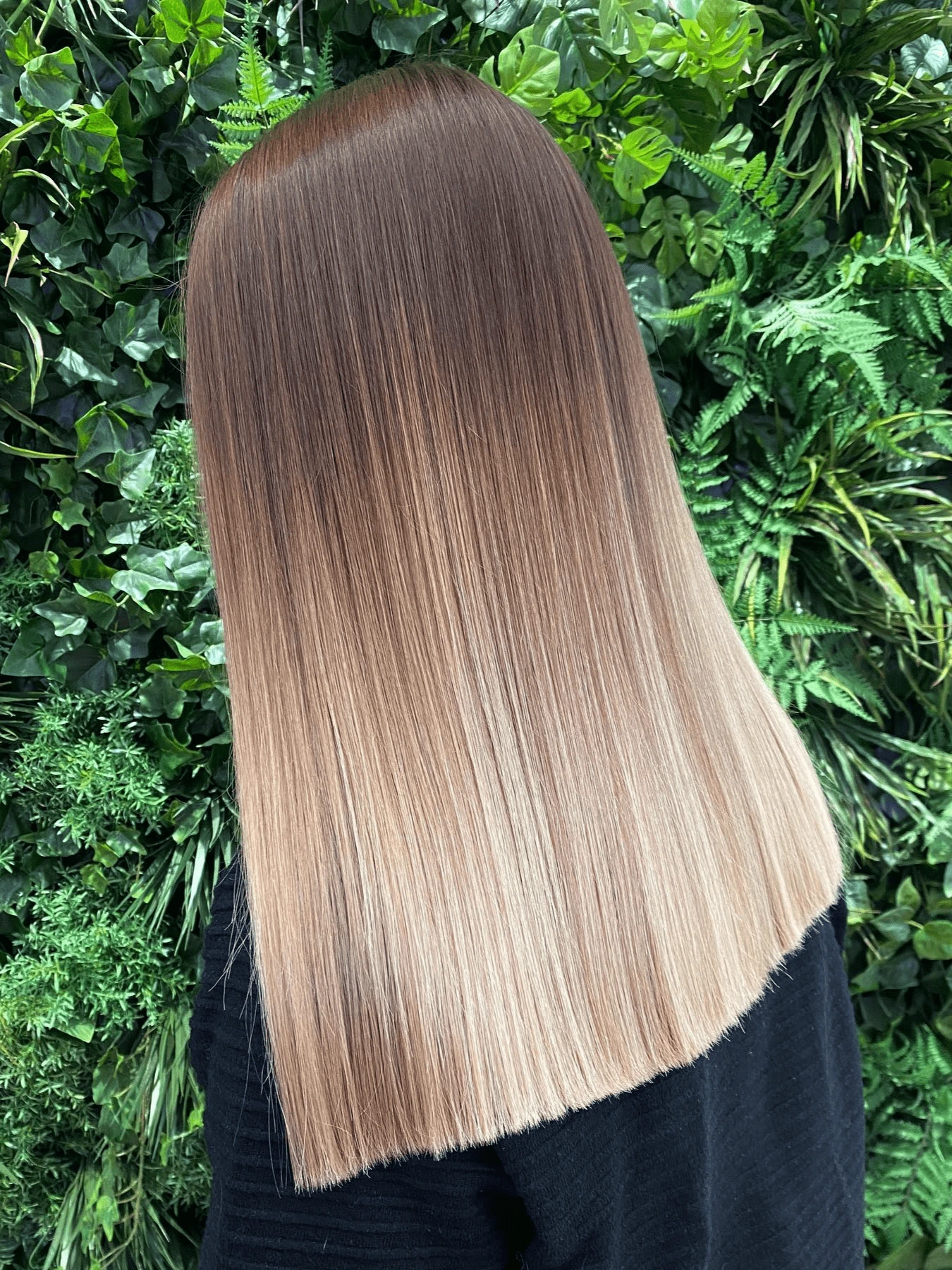 Střih vlasů: dlouhé rovné vlasy zastřižené rovně, plynulý přechod z tmavšího medu do světlého blond