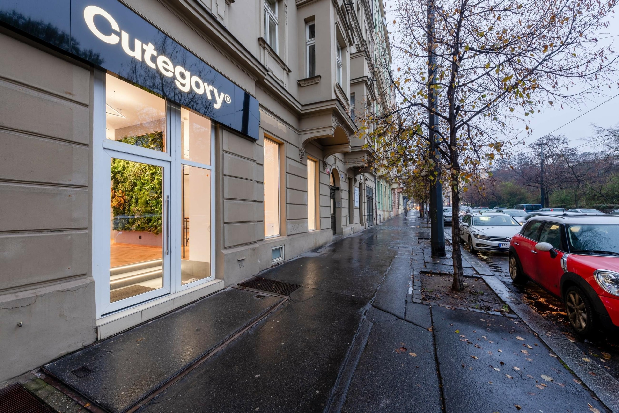 Vstup do kadeřnictví Cutegory z Vinohradské ulice v Praze